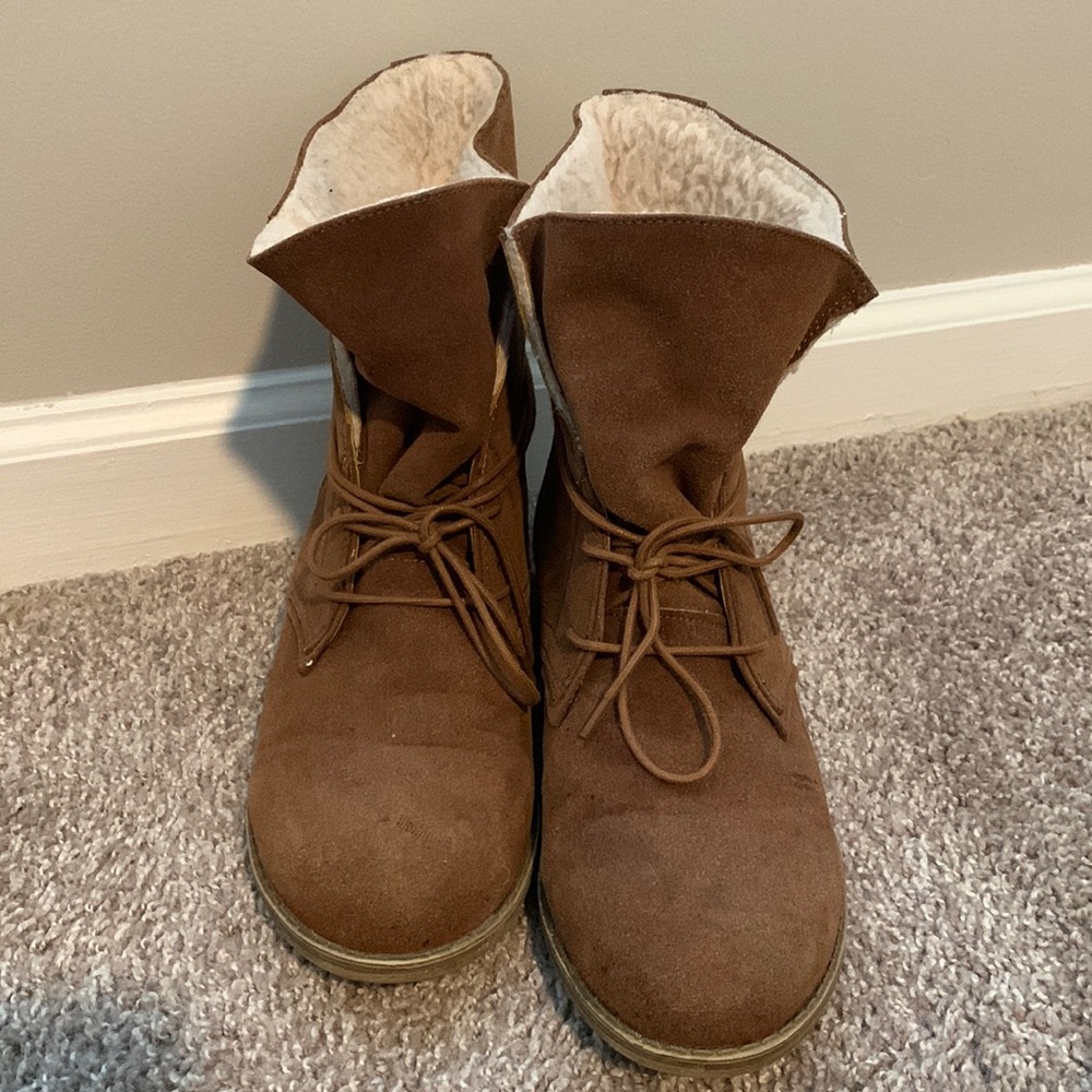 Chestnut brown boots with tie and furry inside, size 11